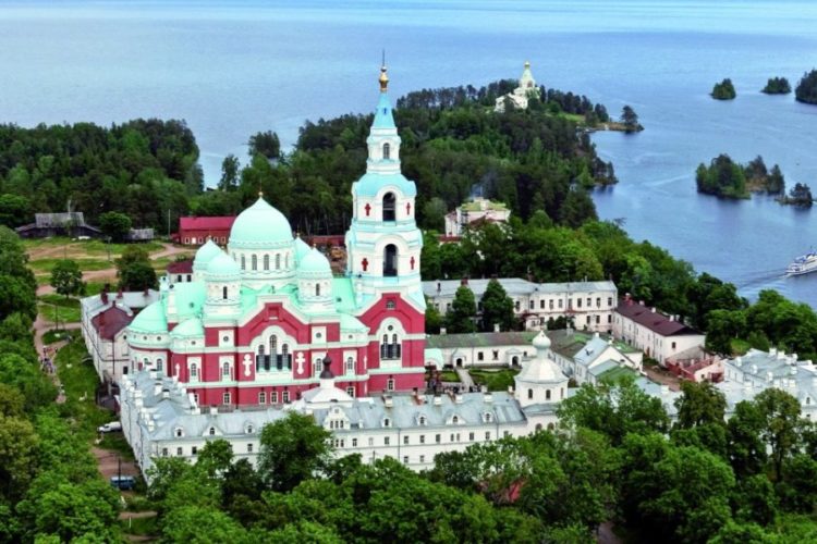 Российские туристы хотят ездить в монастыри без помощи турфирм