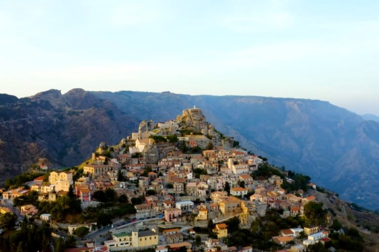 Стало известно, с каким документом российские туристы могут въехать в Италию из Венгрии