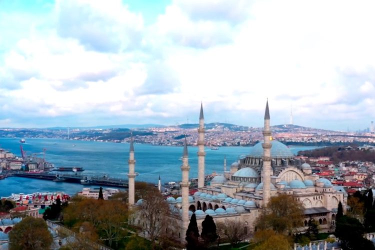 Минздрав Турции возмущен числом больных ковидом после праздников