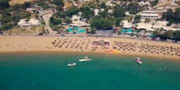 Греция смягчила правила приема туристов из 5 государств