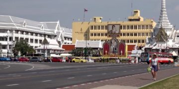 В Бангкоке больных ковидом закрывают в поездах