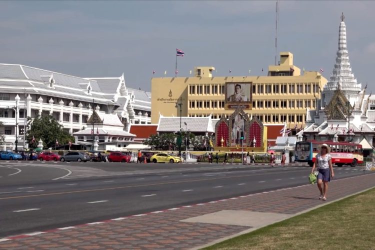 В Бангкоке больных ковидом закрывают в поездах