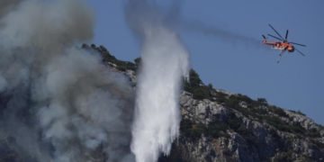 Ситуацию с пожарами в Греции назвали "библейской катастрофой"