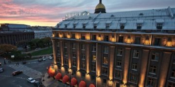 новость 02-08-2021 Туристы все чаще бронируют петербургские отели в последний момент