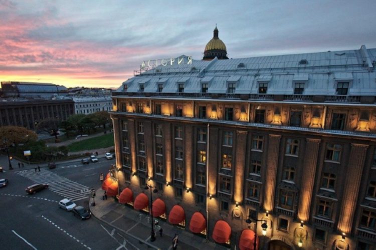 новость 02-08-2021 Туристы все чаще бронируют петербургские отели в последний момент