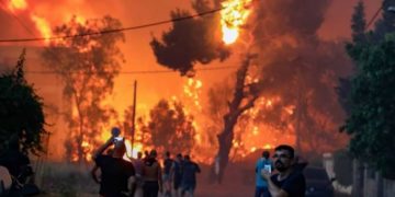 новость 05-08-2021 В северных пригородах Афин еще продолжаются масштабные пожары