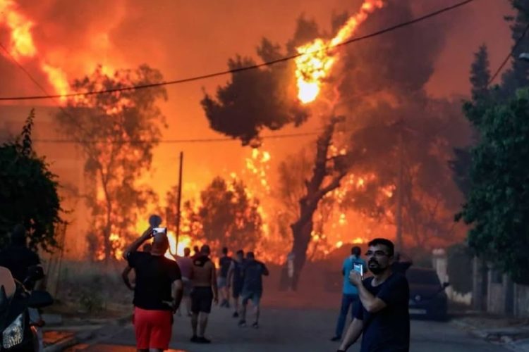 новость 05-08-2021 В северных пригородах Афин еще продолжаются масштабные пожары