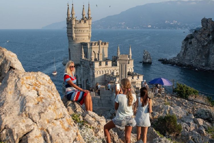 новость 07-08-2021 Крымский полуостров по турпотоку не догонит Сочи