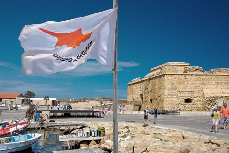 новость 01-08-2021 Дополнительная сдачу теста на коронавирус потребуется от туристов по прилете на Кипр