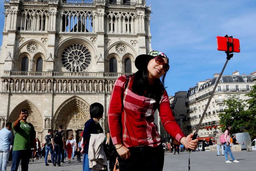 Француз понять. Туристы во Франции. Молодежь Франции. Французские туристы в России. Международный туризм во Франции.