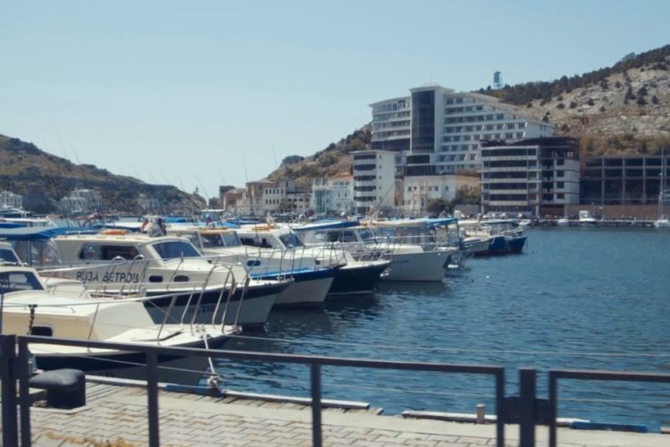 Темпы вакцинации в Крыму не позволят нормально работать в бархатный сезон