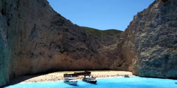 Один из самых популярных пляжей в мире снова откроется для туристов
