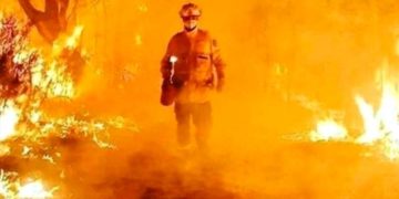 Огонь приближается к популярным отелям Турции