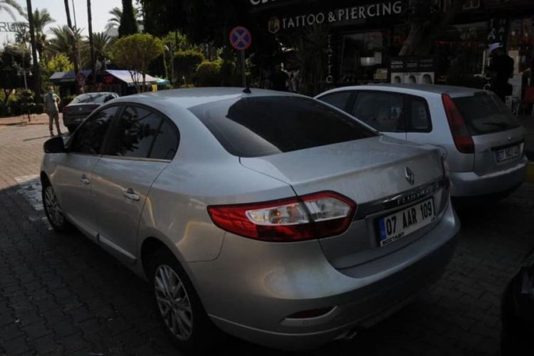 В Турции перекрыли дороги из-за туриста, которого везли багажнике