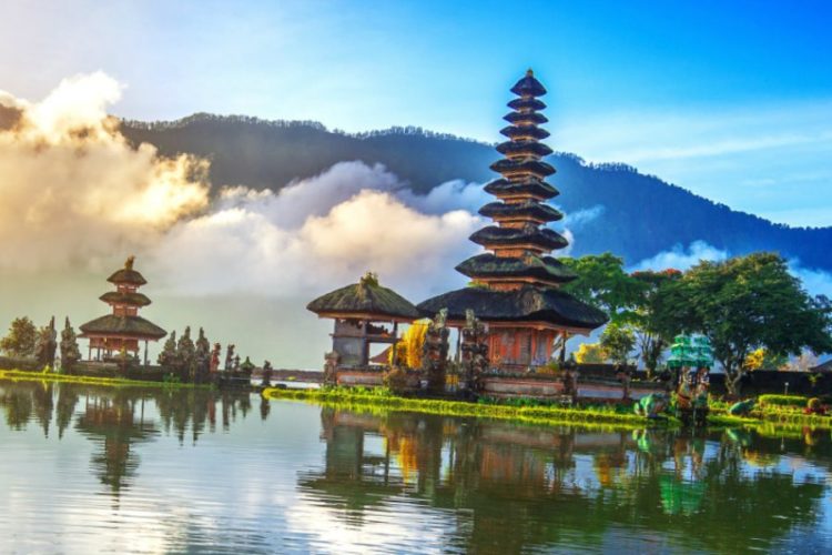 Остров Бали вакцинирует людей неправильно - открытие для туризма снова перенесут