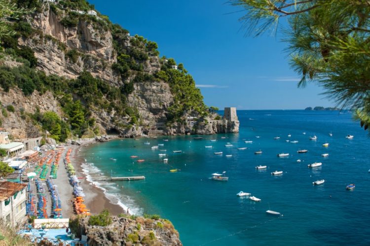 новость 23-09-2021 Туристов в Италии прямо с пляжей могут забрать в ковидные центры