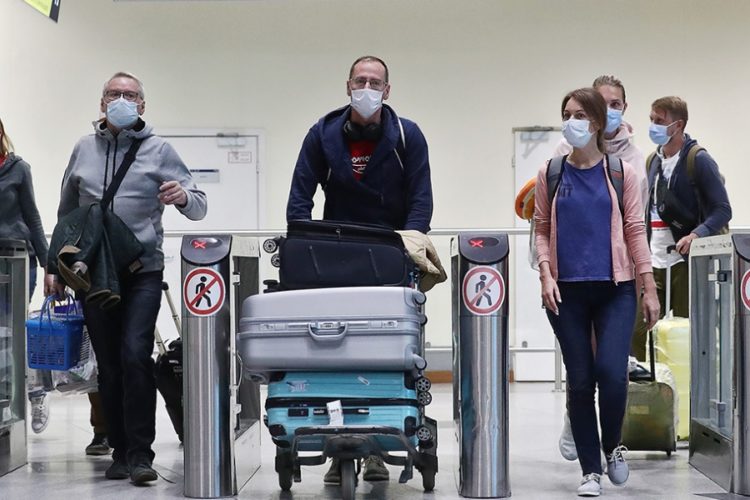 новость 22-09-2021 В Италии без вакцинных паспортов не пускают на самолеты и поезда