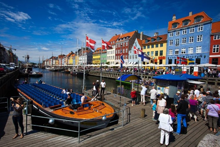 новость 12-09-2021Первая страна Евросоюза отменила ковидные ограничения