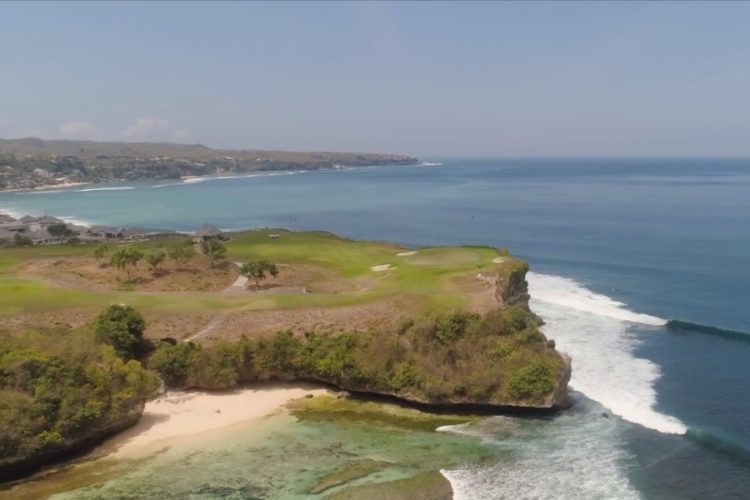 У клиентов Mouzenidis Travel иссякает терпение