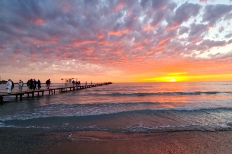 Запрет на купание в Анапе сняли, но туристам легче не стало