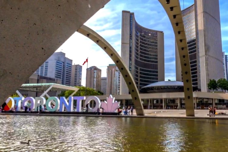 Канада открылась для некоторых туристов, обозначены правила