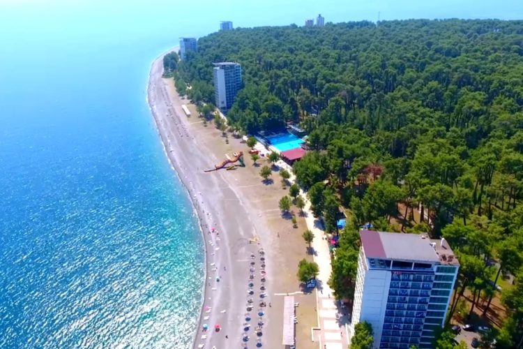 Республика Абхазия сообщила, когда официально завершит купальный сезон