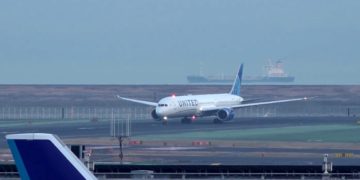 Еще одна авиакомпания сообщила, что со 2 октября невакцинированные сотрудники от работы отстраняются