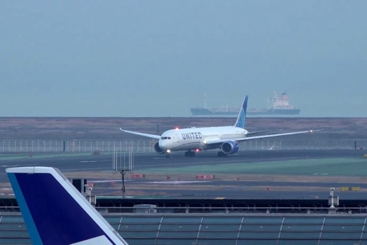 Еще одна авиакомпания сообщила, что со 2 октября невакцинированные сотрудники от работы отстраняются