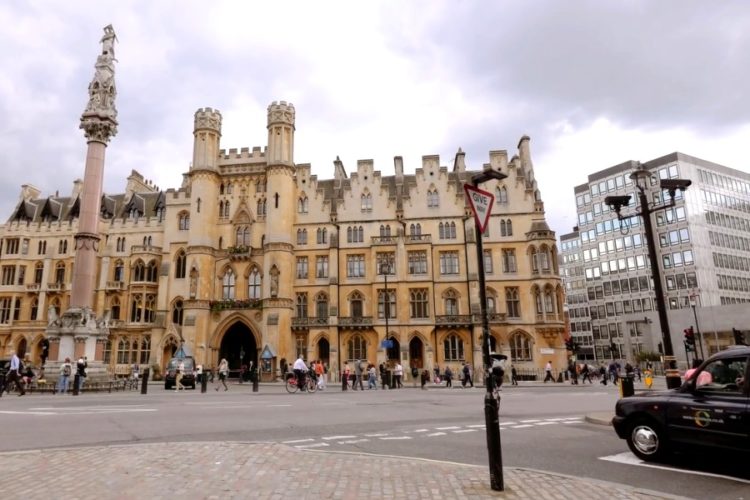 Великобритания будет принимать россиян по новым правилам