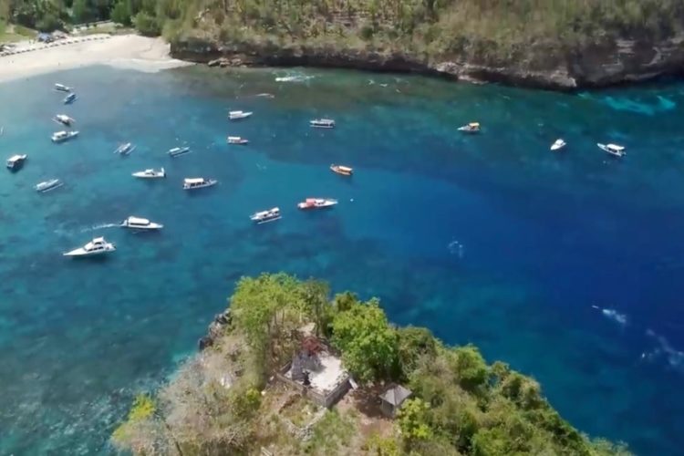 На острове Бали протестуют против схемы приема только богатых туристов