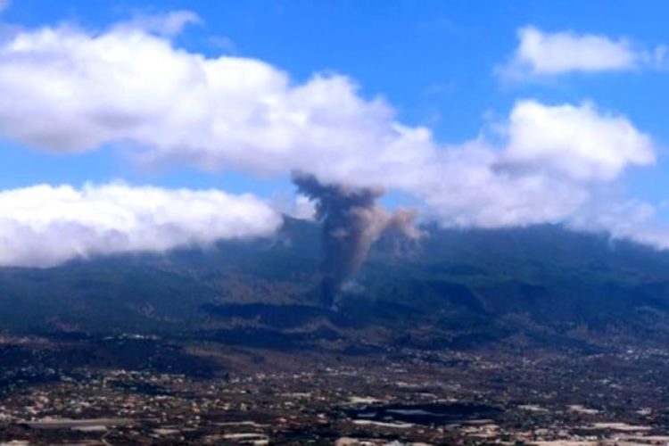 Испанский остров накрывает лава, эвакуируют туристов