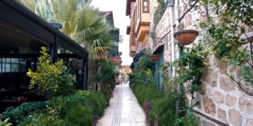 Анталия приняла около 2 млн. россиян в 2021 году