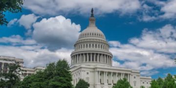 Россиян включили в списки "бездомных заявителей" в США. Что это значит