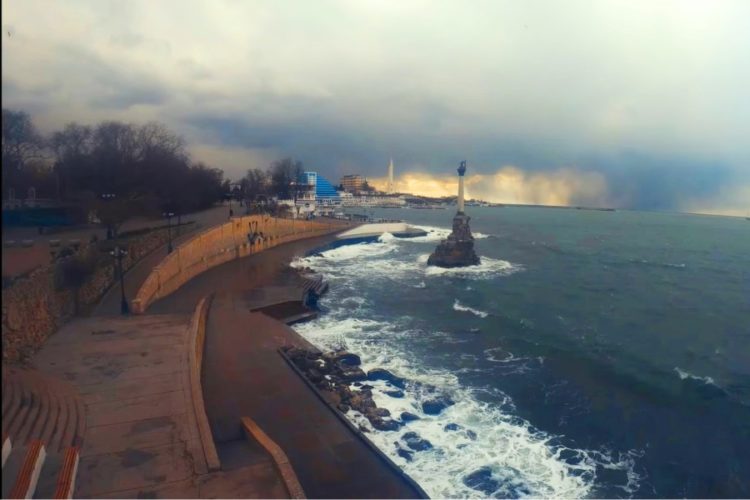 Помимо блокпостов в Севастополе будут следить за туристами казаки