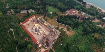 Туристов будут возить из Сочи в Абхазию на скоростном катамаране