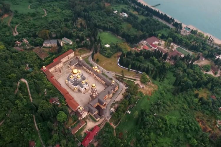 Туристов будут возить из Сочи в Абхазию на скоростном катамаране