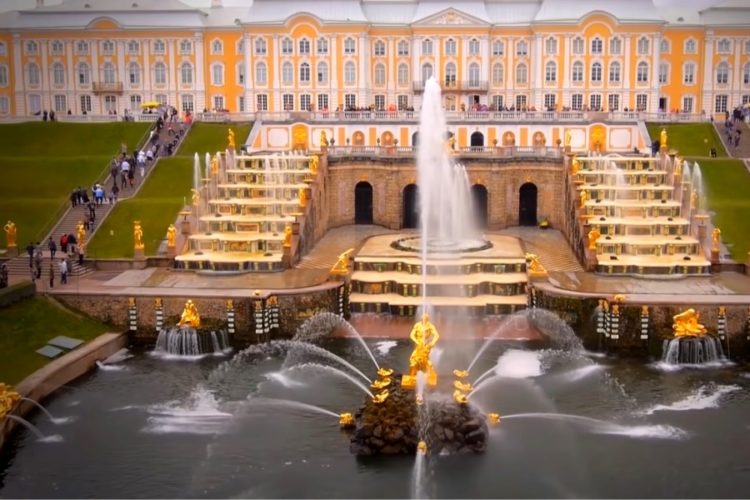 Туристов попросили не бросать монетки в фонтаны