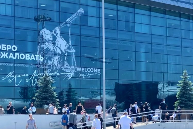 Авиакомпании начинают проверять у пассажиров QR-коды