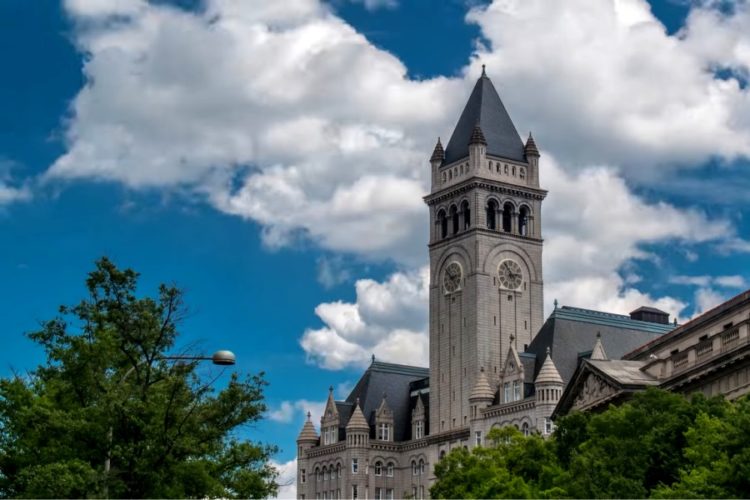 В США разъяснили вопрос по вакцинации для несовершеннолетних туристов