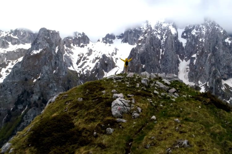 Власти Черногории не будут вводить жестких правил для россиян