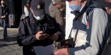 Прибывших на ЖД вокзал Севастополя туристов отправляют назад