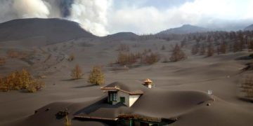 Вулкан на испанском острове сравнили с пациентом, который умирает