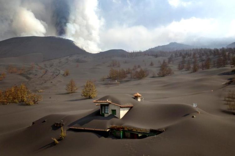 Вулкан на испанском острове сравнили с пациентом, который умирает