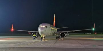 О проблеме мигрантов с Ближнего Востока, которая обсуждается в последнее время везде, уведомлены в том числе и туристы. Как стало известно, классические путешественники могут столкнуться с проблемами по той причине, что авиакомпании сейчас ведут себя достаточно осторожно. К примеру, перевозчики из Объединённых Арабских Эмиратов заявили, что не будут принимать на борт туристов из некоторых стран Ближнего Востока. Идёт речь только о тех полётах, которые предусматривают посадку в Белоруссии. Такую информацию сообщает газета Associated Press (AP). Нужно перекрывать каналы, которые иностранцы рассматривают для того, чтобы добраться в Беларусь. Как всем уже хорошо известно, оттуда люди будут пытаться проникнуть в Польшу, которая их сейчас не принимает. Кризисная ситуация, которая возникла на польско-белорусской границе, побудила авиакомпании обратить внимание на свои полеты. В любом случае мигранты будут пользоваться услугами авиационного сектора. Представители белорусской авиакомпании Белавиа также подтвердили, что во время регистрации на рейсы из Дубая будет усилена проверка документов у пассажиров. Турецкие власти сообщили ещё в минувшую пятницу, что не будут реализовать билеты иракцам, сирийцам и йеменцам, которые захотят в ближайшее время улететь в Белоруссию. Представители авиакомпании Cham Wings (Сирия) в минувшие выходные сообщили о временном запрете полётов по маршруту Дамаск-Минск. Перевозчики считают, что сейчас крайне важно перестраховаться, чтобы потом не испытывать проблемы и не попадать в скандалы.