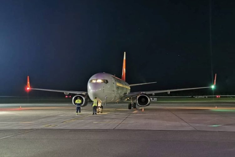 О проблеме мигрантов с Ближнего Востока, которая обсуждается в последнее время везде, уведомлены в том числе и туристы. Как стало известно, классические путешественники могут столкнуться с проблемами по той причине, что авиакомпании сейчас ведут себя достаточно осторожно. К примеру, перевозчики из Объединённых Арабских Эмиратов заявили, что не будут принимать на борт туристов из некоторых стран Ближнего Востока. Идёт речь только о тех полётах, которые предусматривают посадку в Белоруссии. Такую информацию сообщает газета Associated Press (AP). Нужно перекрывать каналы, которые иностранцы рассматривают для того, чтобы добраться в Беларусь. Как всем уже хорошо известно, оттуда люди будут пытаться проникнуть в Польшу, которая их сейчас не принимает. Кризисная ситуация, которая возникла на польско-белорусской границе, побудила авиакомпании обратить внимание на свои полеты. В любом случае мигранты будут пользоваться услугами авиационного сектора. Представители белорусской авиакомпании Белавиа также подтвердили, что во время регистрации на рейсы из Дубая будет усилена проверка документов у пассажиров. Турецкие власти сообщили ещё в минувшую пятницу, что не будут реализовать билеты иракцам, сирийцам и йеменцам, которые захотят в ближайшее время улететь в Белоруссию. Представители авиакомпании Cham Wings (Сирия) в минувшие выходные сообщили о временном запрете полётов по маршруту Дамаск-Минск. Перевозчики считают, что сейчас крайне важно перестраховаться, чтобы потом не испытывать проблемы и не попадать в скандалы.