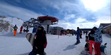 В Домбае стартует горнолыжный сезон, а это означает, что туристическим операторам пора отправлять своих клиентов на отдых. Местные компании, которые ожидали более высокого спроса, заявляют, что пока не могут сообщить о чрезвычайной популярности. Россияне опасаются, что в ближайшее время ковидные ограничения будут только усиливаться. Если взять для примера показатели 2020 года, то ситуация была более благоприятной, несмотря на то, что с вакцинацией были большие проблемы. В Карачаево-Черкесии посещение заведений общепита и заселение в гостиницы может осуществляться только при наличии коронавирусного сертификата, отрицательного ПЦР теста на ковид или справки о том, что человек переболел. Спрос по сравнению с минувшим годом просел, а вот стоимость отдыха стала больше. Увеличение ценников в некоторых объектах достигает даже 100%. Это исключительные случаи, которые не говорят об общей картине. В целом, отдых будет немного дороже, но катастрофой для туристов не станет, если власти не введут дополнительных ограничений. Уже много отелей забронированы, но далеко не все получают хороший спрос. Туристы оплатили примерно 40% номеров. В последнюю неделю продажи немного оживились, если верить представителям курортов. Интерес к горнолыжному отдыху россияне проявляли ещё в сентябре, однако тогда это было только на уровне консультации. Более того, в 2021 году увеличилось число прямых продаж. Люди начали всё реже обращаться за помощью в туристические компании. Многие пользуются возможностью оплатить отель напрямую и не взаимодействовать с посредниками. Единственное время, когда номера будут полностью загруженными, это Новый год и начало января. Несмотря на то, что глубина бронирований проседает, ситуация обещает быть благоприятной. Поддерживает российский горнолыжный туризм и закрытие популярных зарубежных направлений. Ранее российские туристы активно исследовали европейские курорты и из года в год выбирали разные варианты. Сейчас такой отдых не рассматривается, так как Европа, похоже, на зимний период будет закрытой.