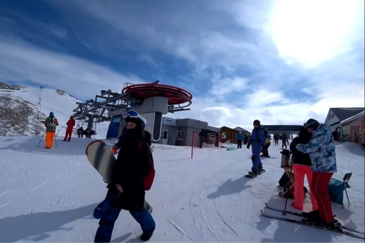 В Домбае стартует горнолыжный сезон, а это означает, что туристическим операторам пора отправлять своих клиентов на отдых. Местные компании, которые ожидали более высокого спроса, заявляют, что пока не могут сообщить о чрезвычайной популярности. Россияне опасаются, что в ближайшее время ковидные ограничения будут только усиливаться. Если взять для примера показатели 2020 года, то ситуация была более благоприятной, несмотря на то, что с вакцинацией были большие проблемы. В Карачаево-Черкесии посещение заведений общепита и заселение в гостиницы может осуществляться только при наличии коронавирусного сертификата, отрицательного ПЦР теста на ковид или справки о том, что человек переболел. Спрос по сравнению с минувшим годом просел, а вот стоимость отдыха стала больше. Увеличение ценников в некоторых объектах достигает даже 100%. Это исключительные случаи, которые не говорят об общей картине. В целом, отдых будет немного дороже, но катастрофой для туристов не станет, если власти не введут дополнительных ограничений. Уже много отелей забронированы, но далеко не все получают хороший спрос. Туристы оплатили примерно 40% номеров. В последнюю неделю продажи немного оживились, если верить представителям курортов. Интерес к горнолыжному отдыху россияне проявляли ещё в сентябре, однако тогда это было только на уровне консультации. Более того, в 2021 году увеличилось число прямых продаж. Люди начали всё реже обращаться за помощью в туристические компании. Многие пользуются возможностью оплатить отель напрямую и не взаимодействовать с посредниками. Единственное время, когда номера будут полностью загруженными, это Новый год и начало января. Несмотря на то, что глубина бронирований проседает, ситуация обещает быть благоприятной. Поддерживает российский горнолыжный туризм и закрытие популярных зарубежных направлений. Ранее российские туристы активно исследовали европейские курорты и из года в год выбирали разные варианты. Сейчас такой отдых не рассматривается, так как Европа, похоже, на зимний период будет закрытой.