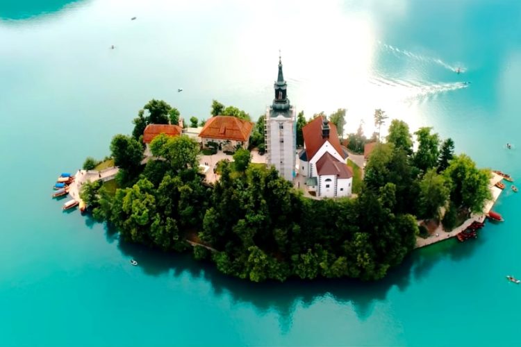 Как известно, российские туристы могут оформить туристическую визу в Словению. Компании уже отреагировали на появление такой возможности и предлагают отдых в этом государстве. Ассоциация туроператоров России утверждает, что направление может быть выгодным и интересным. Если брать ситуацию, которая касалась Словении в 2019 году, то тогда основное внимание приходилось на лечебный курорт Рогашка Слатина, отдых на море и талассотерапию в Портороже и Струньяне, по крайней мере, среди российских туристов. В этом году обстоятельства складываются иначе. Россияне рассматривают не только возможности поправить здоровье, но и горнолыжный отдых. Сейчас число направлений, которые готовы зимой обслуживать высокий туристический, поток достаточно сокращённое. Курорты, которые ранее были очень популярными среди российских туристов, этой зимой решили поступить иначе и ввести жёсткие правила приёма иностранцев. Естественно, самим туристам такая ситуация явно не может прийтись по душе. Полноценное открытие Словении стало причиной увеличения интереса к этому государству. Там всегда предлагали хорошее обслуживание и сейчас туристы об этом начали вспоминать. Оздоровительные курорты, о которых выше шла речь, славятся хорошей лечебной базой. Сейчас наступило прекрасное время осматривать больше направлений. По крайней мере, такой возможностью будут пользоваться туристы, у которых другого выхода нет. Несмотря на то, что россиянам начали выдавать туристические визы, есть определенные правила. Пока Словения, в отличие от соседних государств, локдаун не вводила. Судя по информации из местных газет, власти обещают держать ситуацию на контроле, но и чрезмерных правил пока вводить не хотят. Сертификат о вакцинации является наиболее оптимальным документом, который открывает двери всех предприятий. В противном случае придётся либо делать анализы на коронавирус, либо предоставлять справку на антитела.