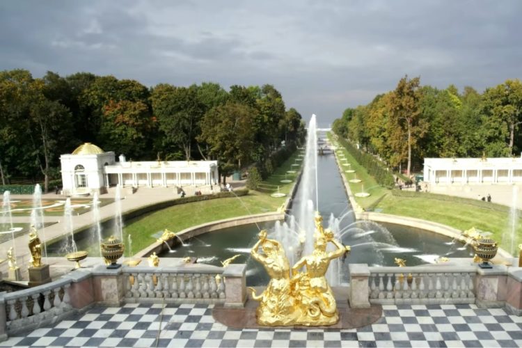 Иностранцы, вакцинированные "Спутником", испытывают проблемы