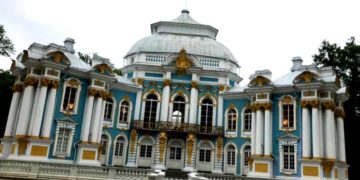 Иностранцев отрезали от популярных туробъектов Петербурга